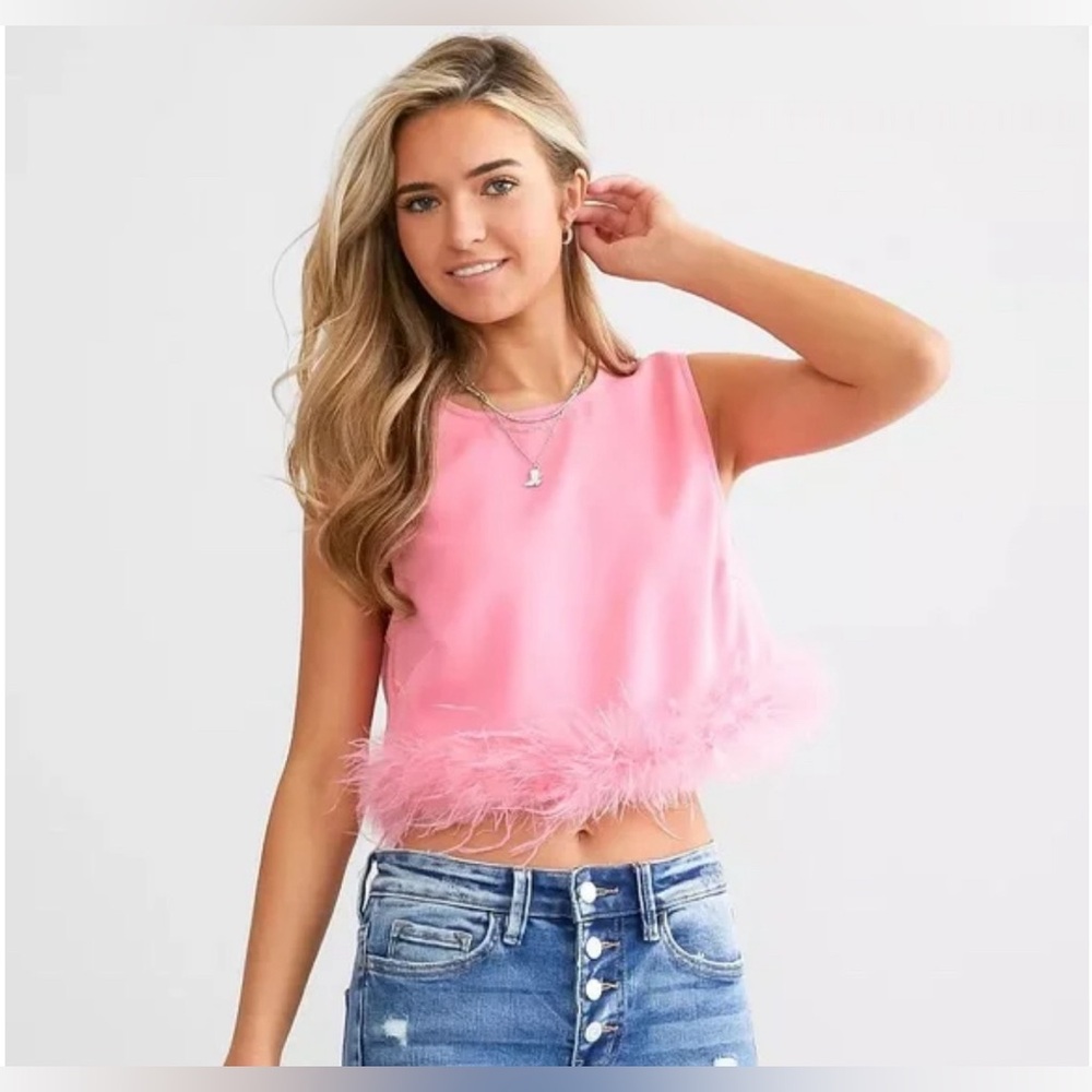 LE LIS RUFFLE YOUR FEATHERS TOP - Picture 4 of 13